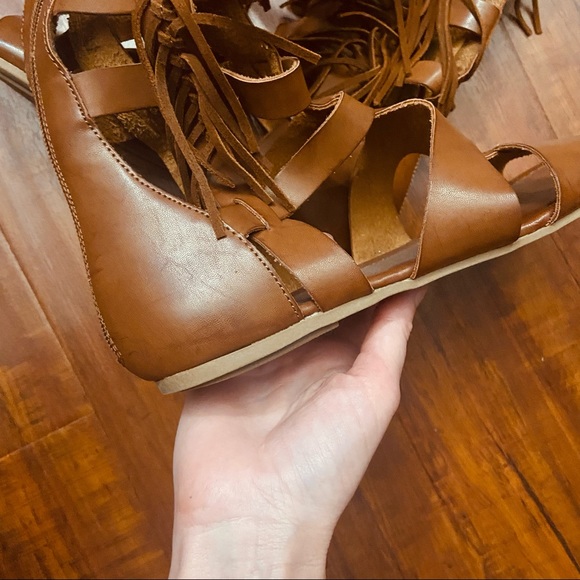 Like New MIA Brown Tan Cognac Knee High Gladiator Fringe Sandals 8.5 - Picture 7 of 7